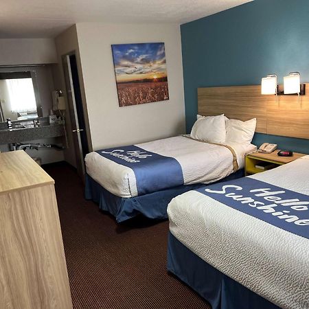 Days Inn By Wyndham Pratt Esterno foto