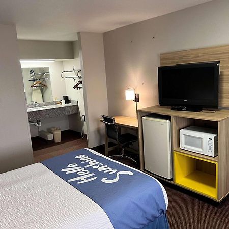 Days Inn By Wyndham Pratt Esterno foto