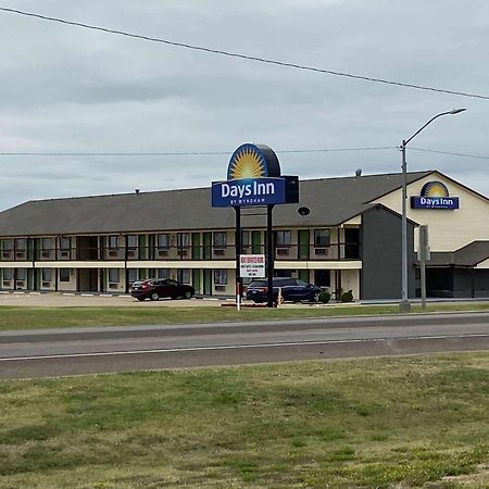 Days Inn By Wyndham Pratt Esterno foto