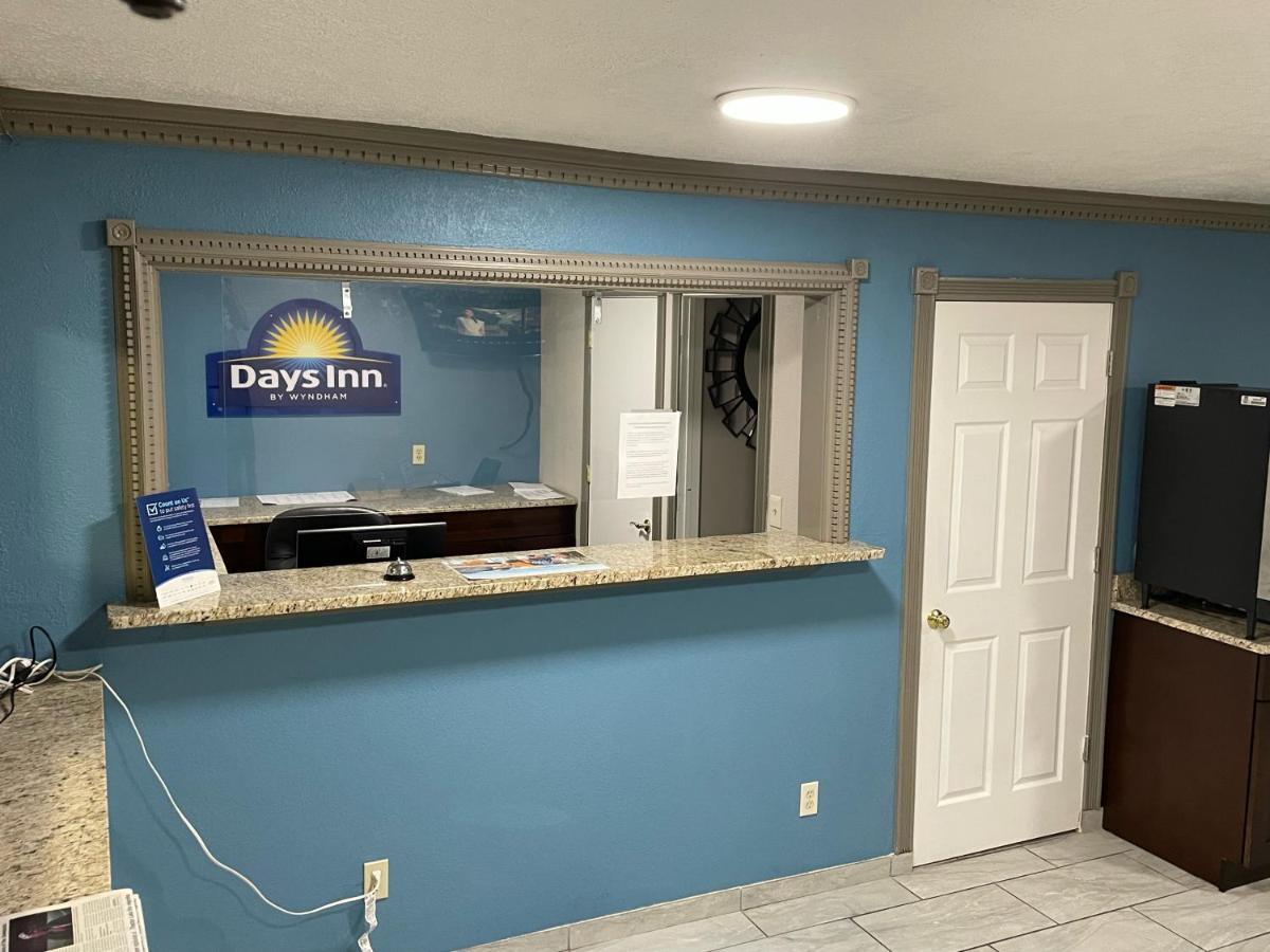 Days Inn By Wyndham Pratt Esterno foto
