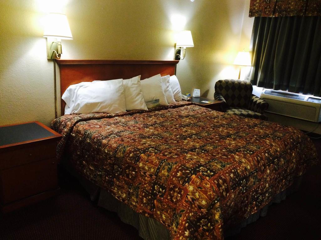 Days Inn By Wyndham Pratt Esterno foto