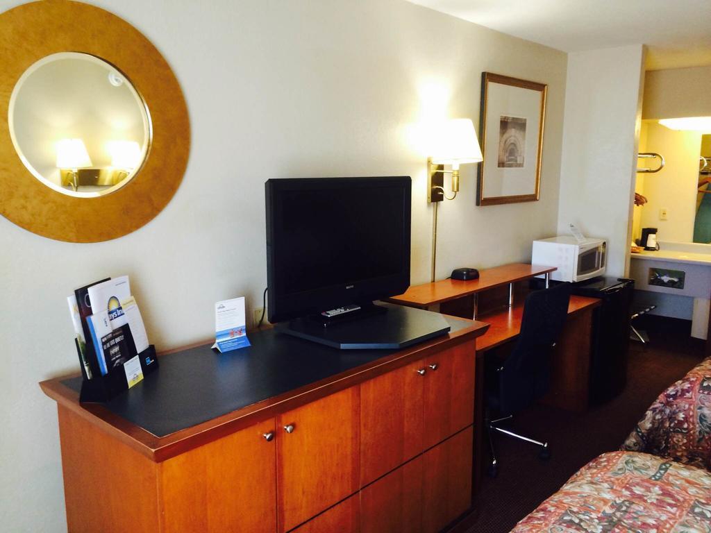 Days Inn By Wyndham Pratt Esterno foto