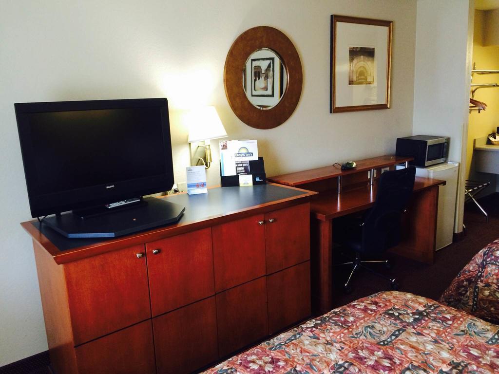 Days Inn By Wyndham Pratt Esterno foto