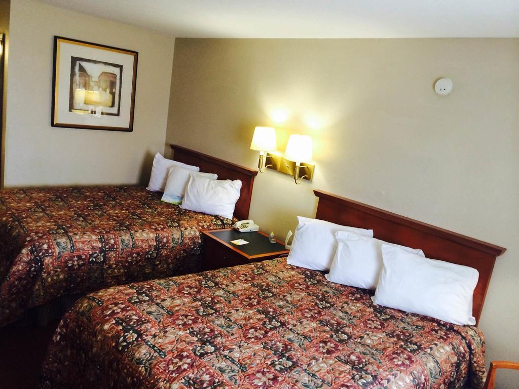 Days Inn By Wyndham Pratt Esterno foto
