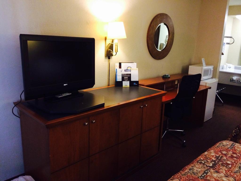 Days Inn By Wyndham Pratt Esterno foto