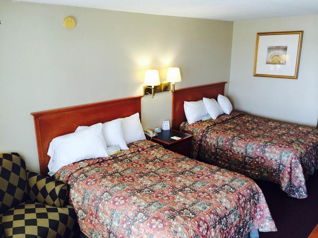 Days Inn By Wyndham Pratt Esterno foto