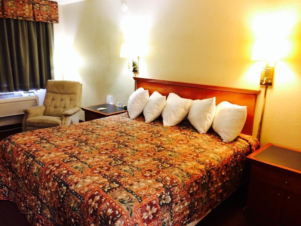 Days Inn By Wyndham Pratt Esterno foto