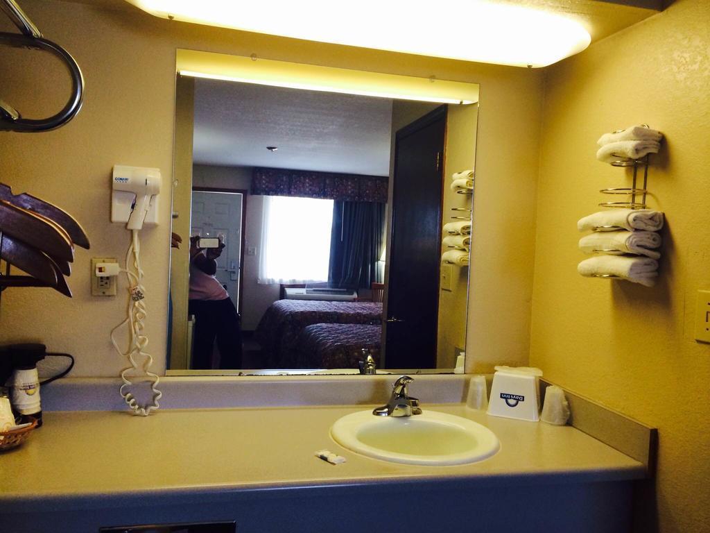 Days Inn By Wyndham Pratt Esterno foto
