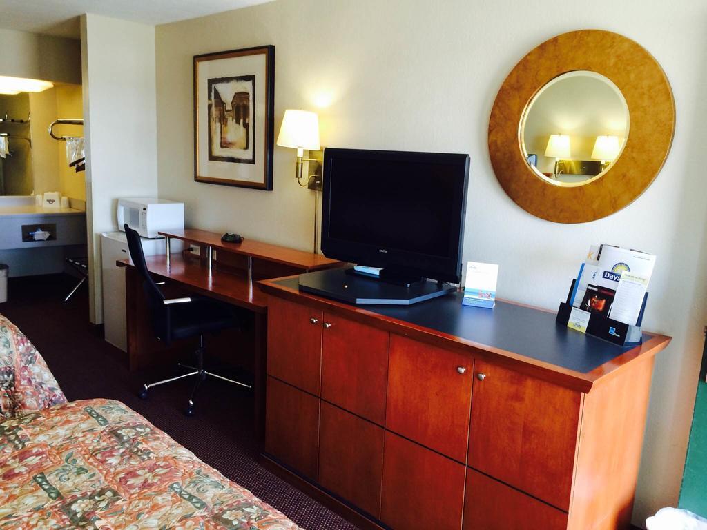 Days Inn By Wyndham Pratt Esterno foto