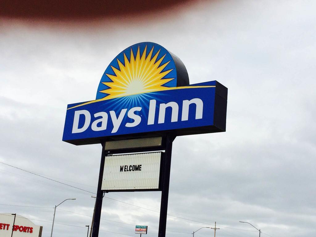 Days Inn By Wyndham Pratt Esterno foto