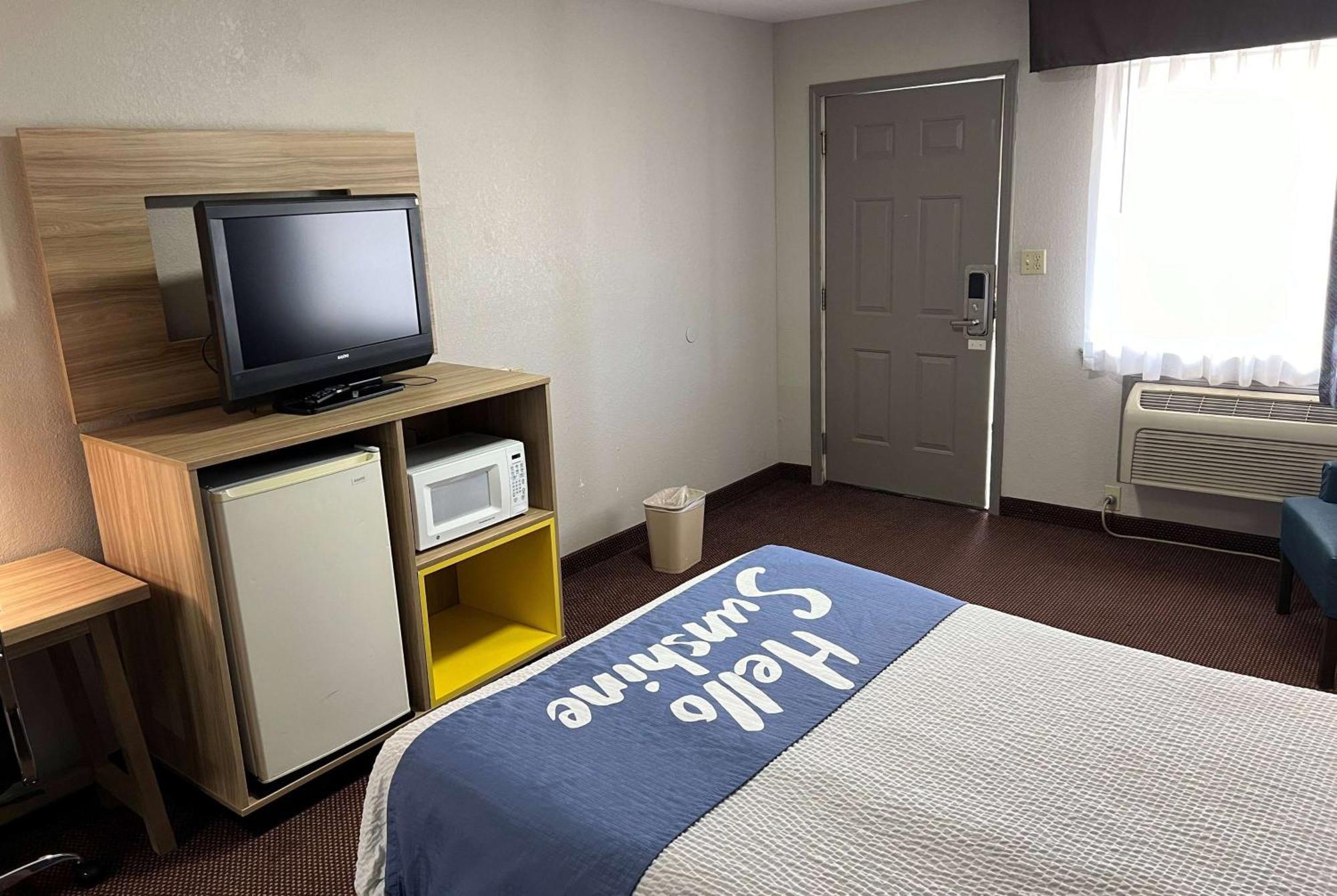 Days Inn By Wyndham Pratt Esterno foto