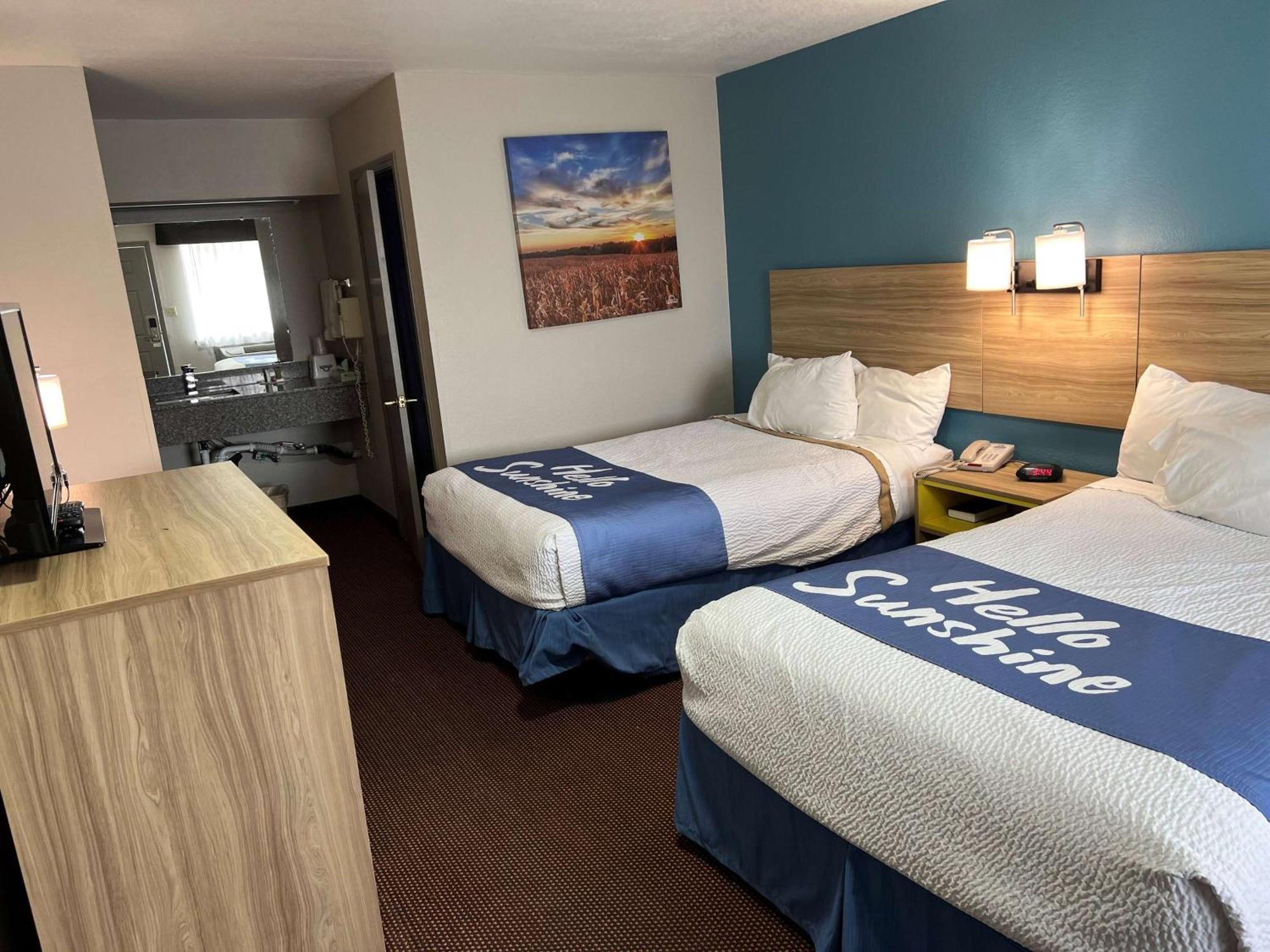 Days Inn By Wyndham Pratt Esterno foto