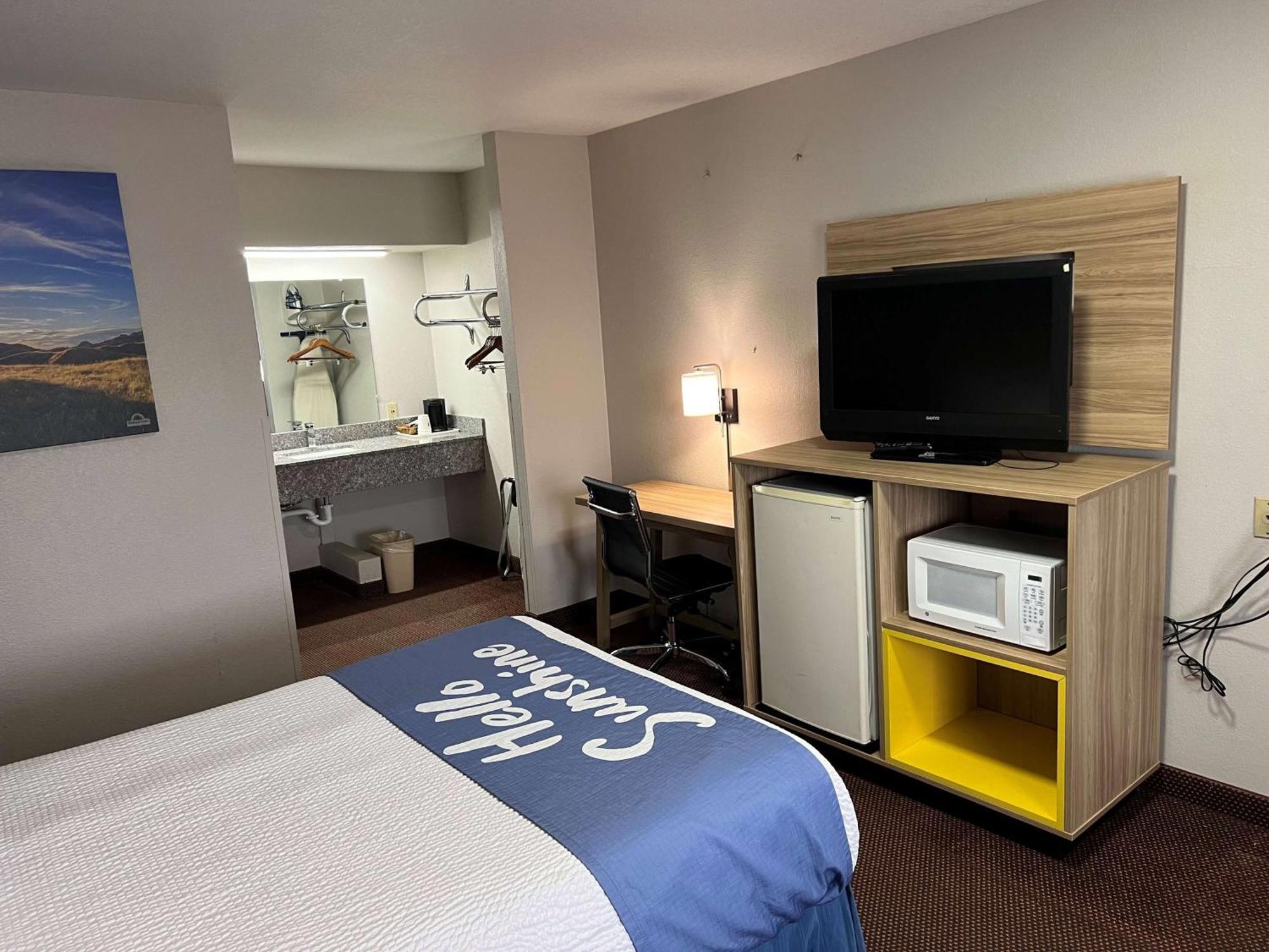 Days Inn By Wyndham Pratt Esterno foto