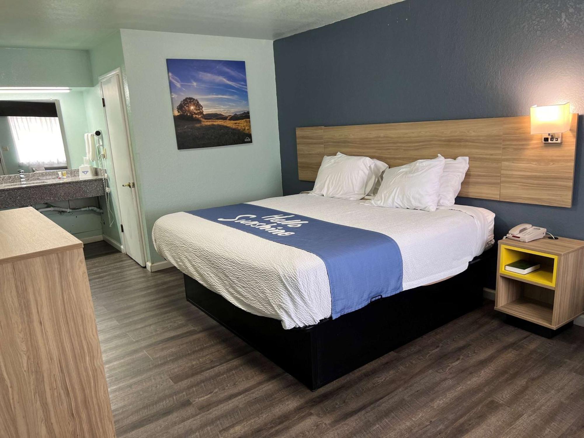 Days Inn By Wyndham Pratt Esterno foto