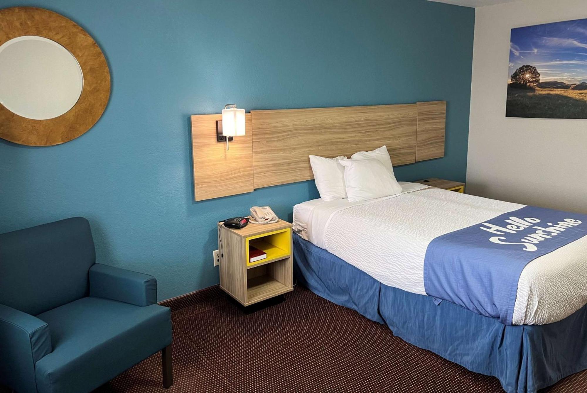 Days Inn By Wyndham Pratt Esterno foto