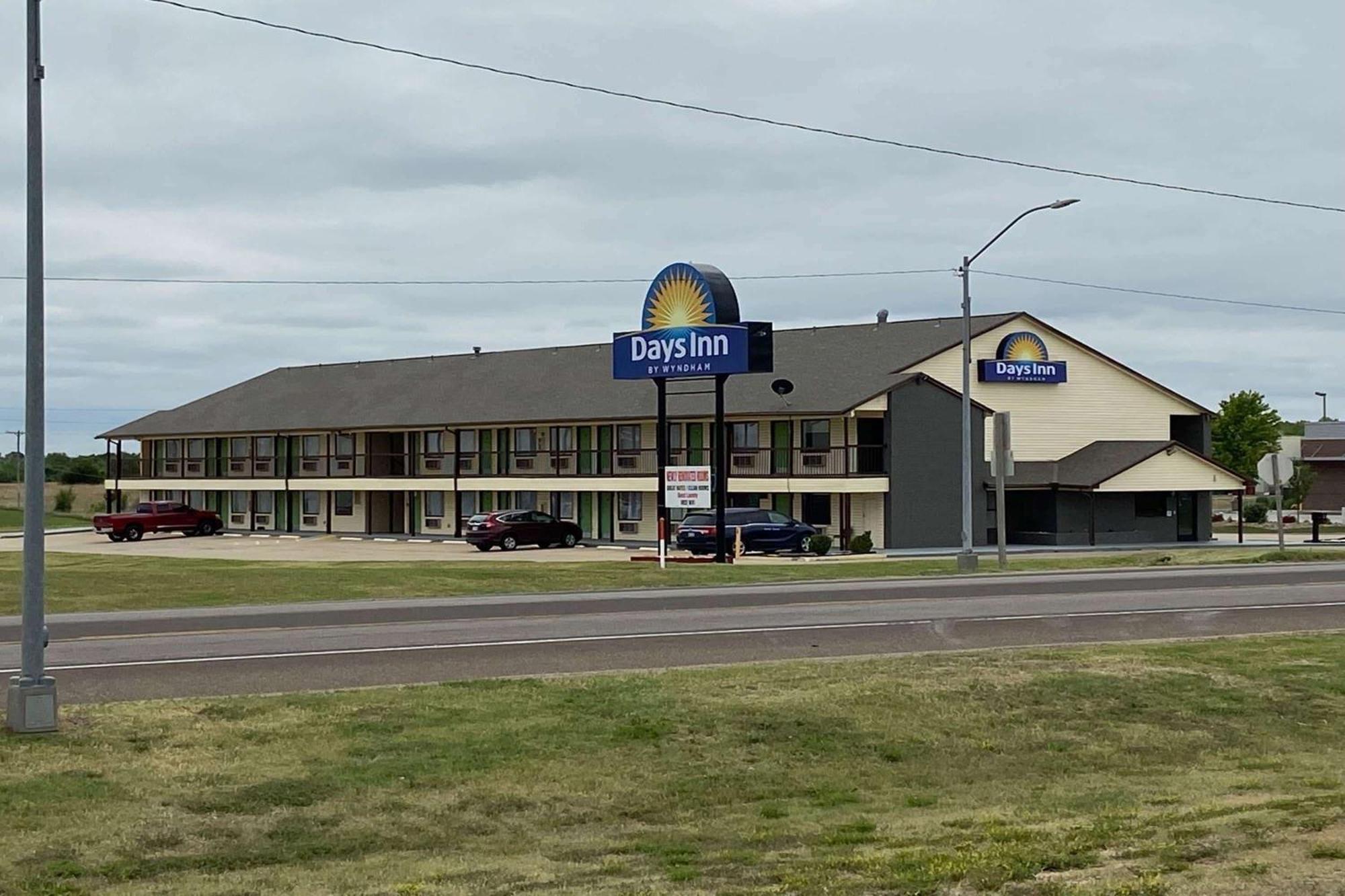 Days Inn By Wyndham Pratt Esterno foto