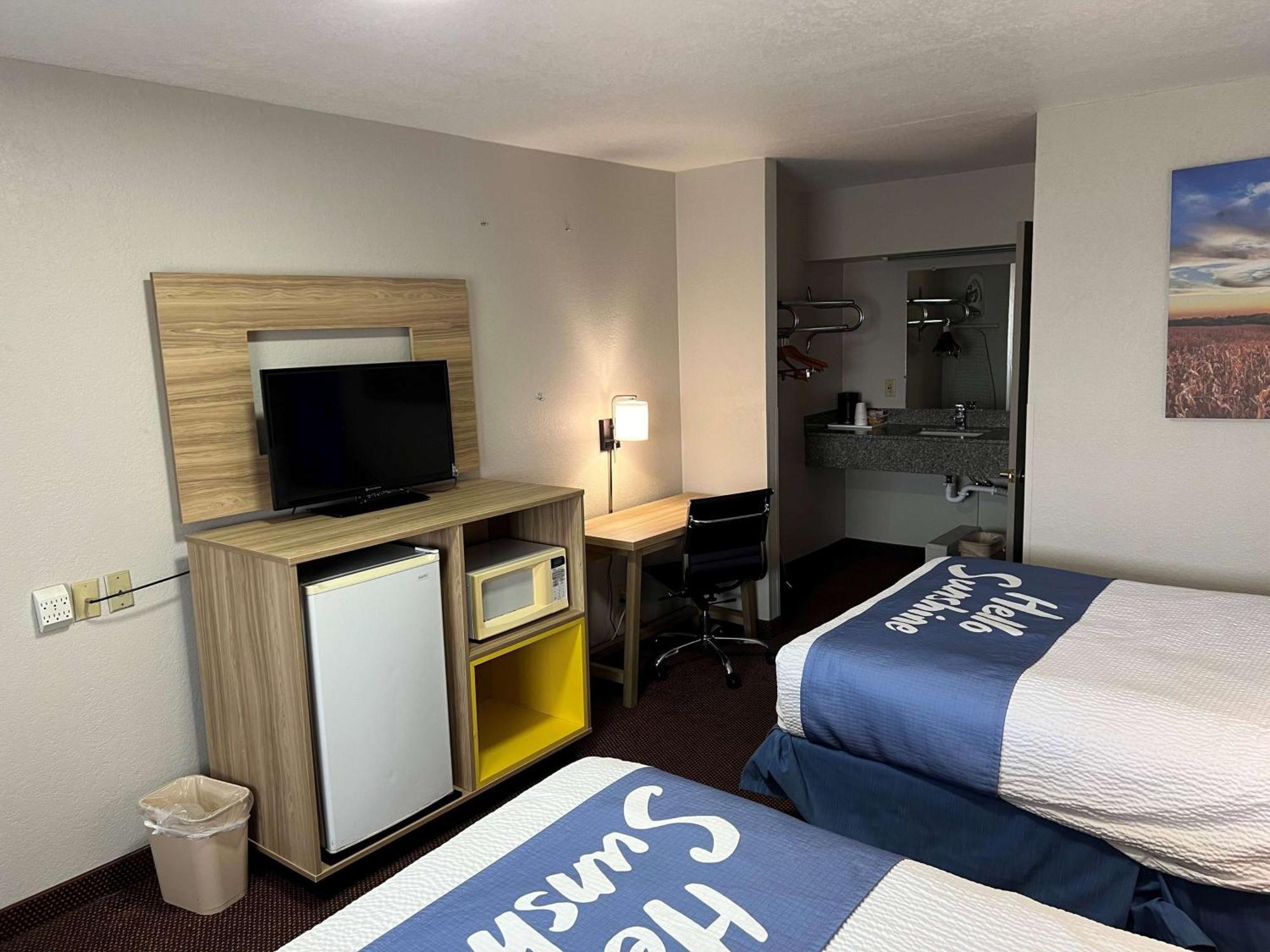 Days Inn By Wyndham Pratt Esterno foto