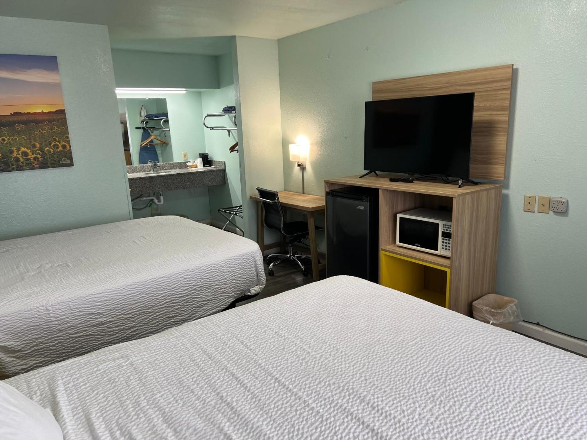 Days Inn By Wyndham Pratt Esterno foto