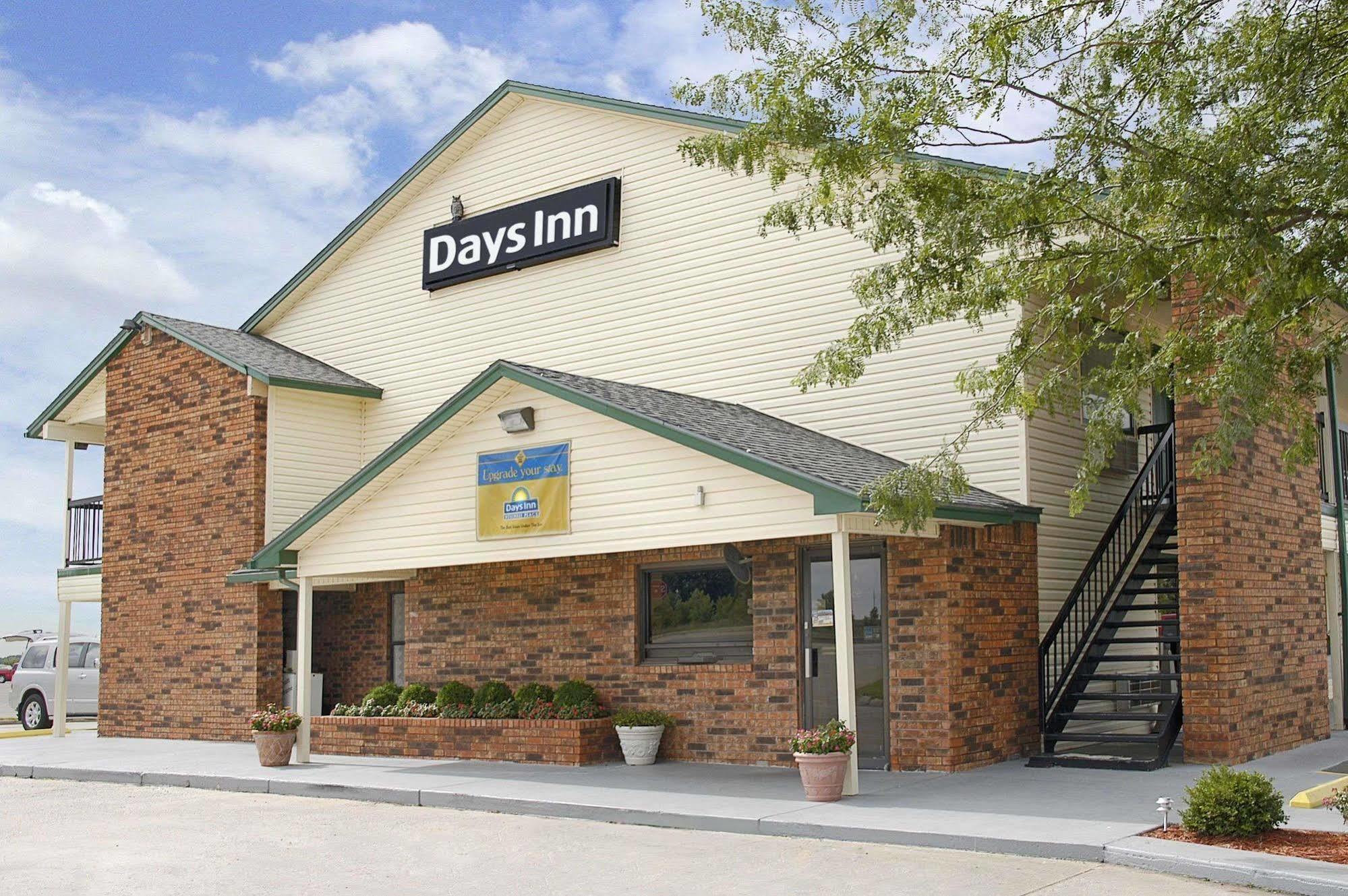 Days Inn By Wyndham Pratt Esterno foto